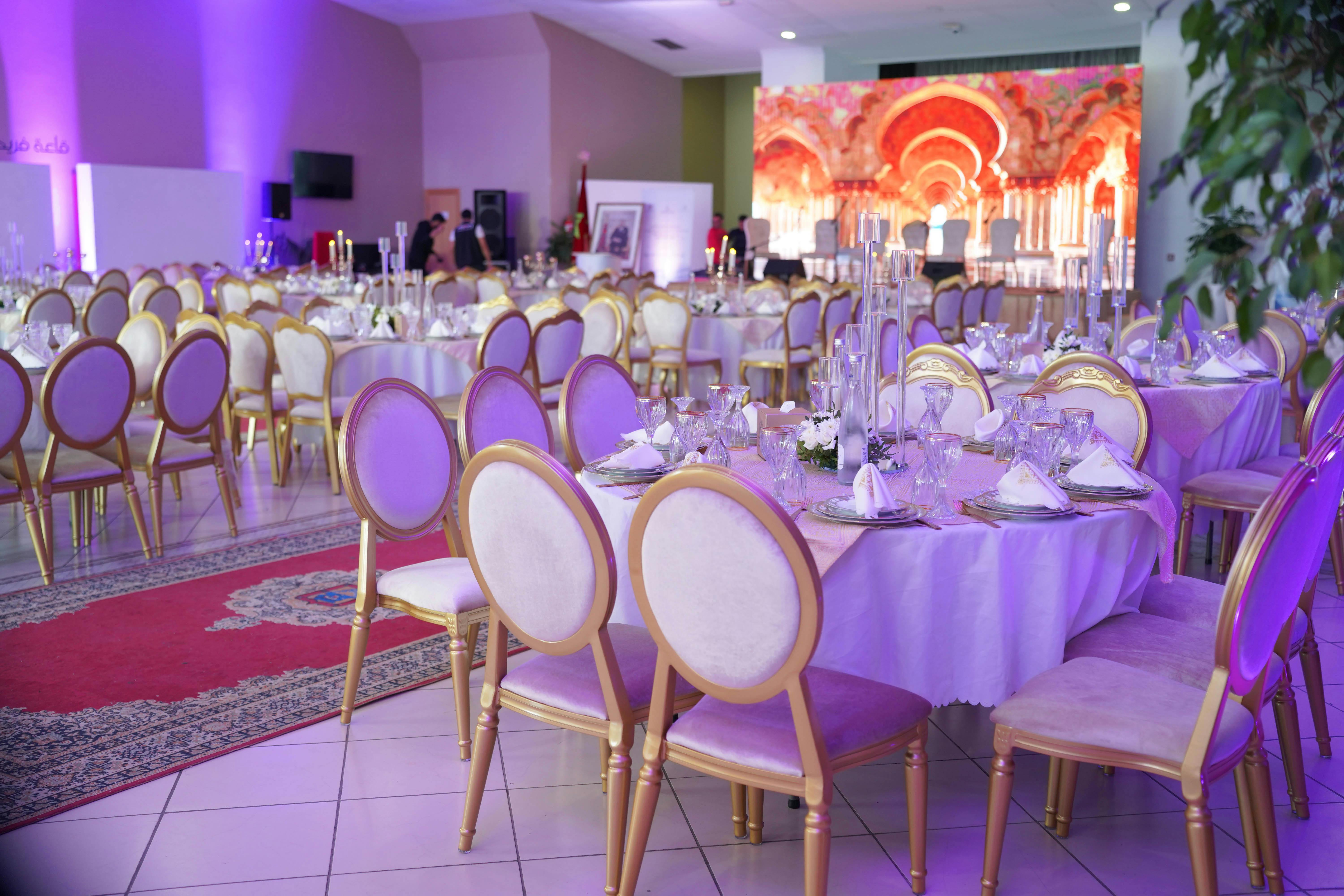 Réalisation — grande salle de réception, tables dressées et éclairage d'ambiance